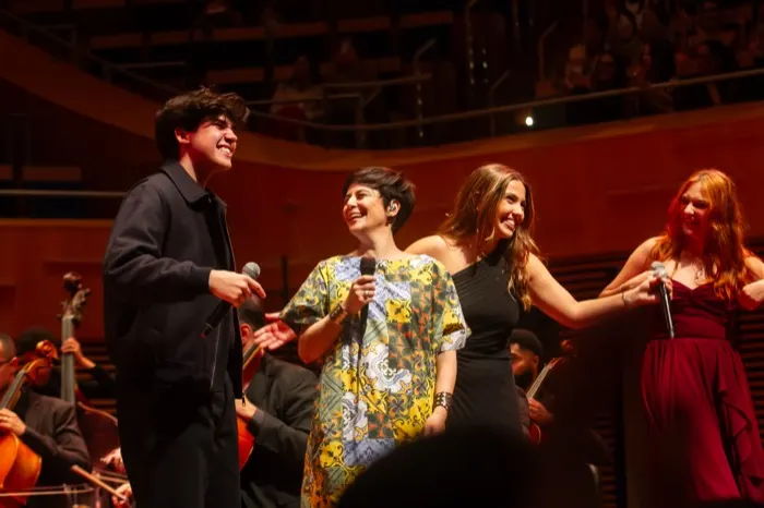 Arthur Endy se apresentando com orquestra